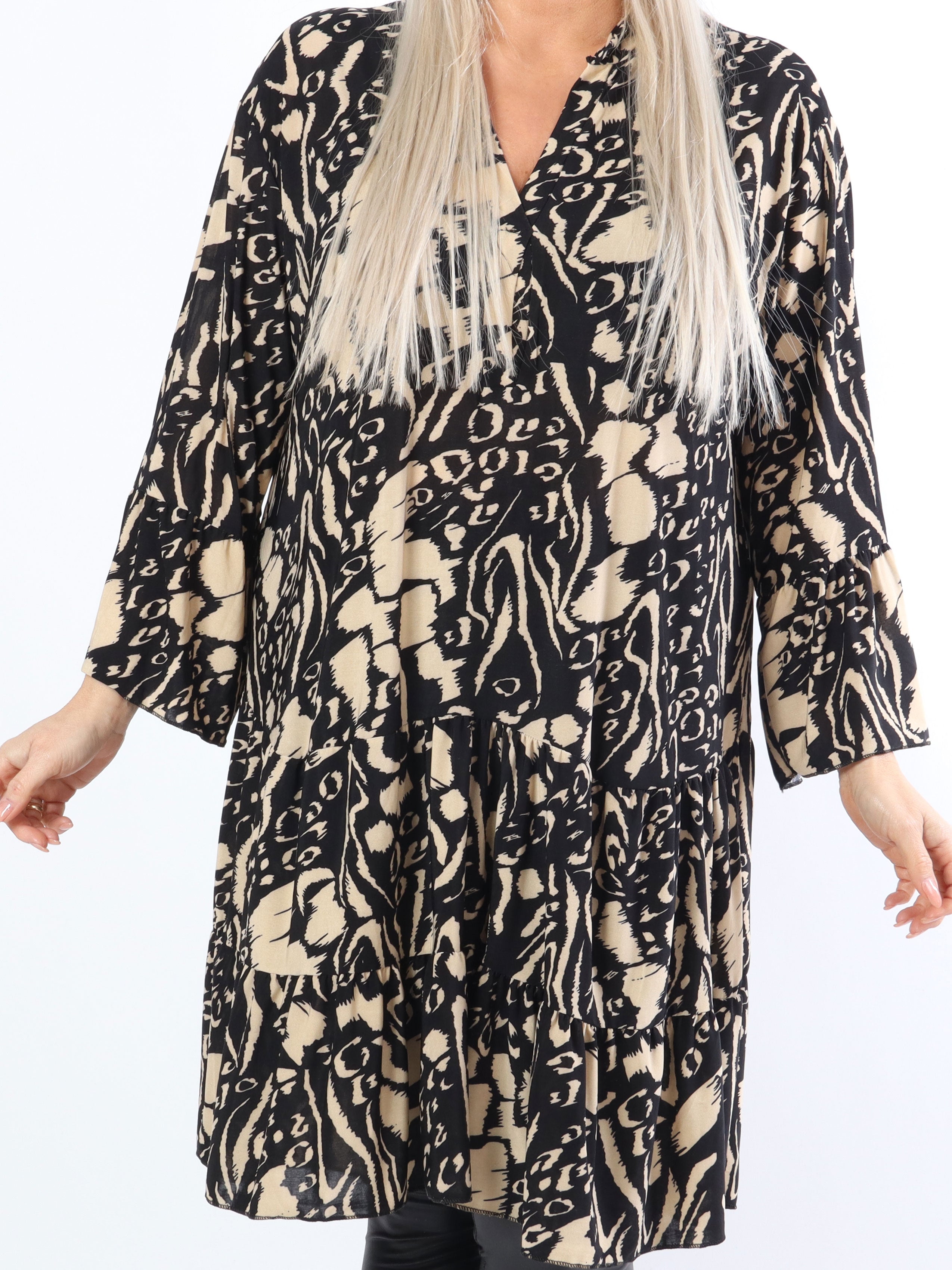 Pauline Pattern - Plus size kjole med v-udskæring og lille flæseskørt